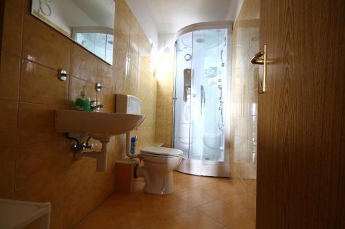 Phòng tắm tại Apartments Lončar