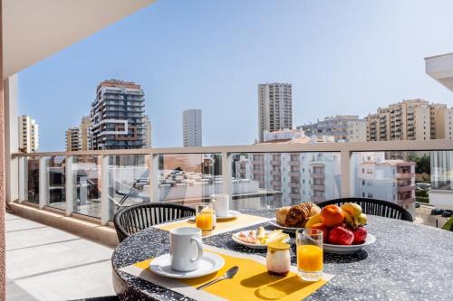 Rocha Bay Apartment w Terrace and Pool in Portimão