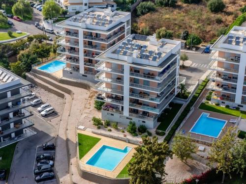 Rocha Bay Apartment w Terrace and Pool in Portimão