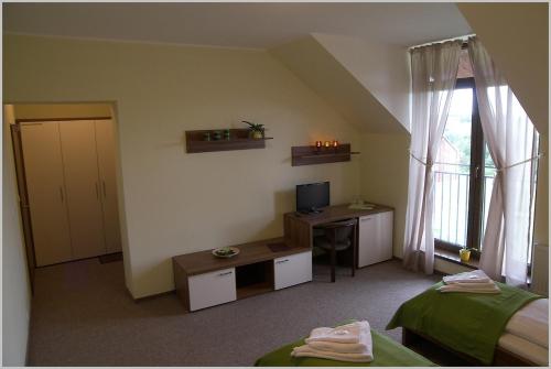 a room with two beds and a desk and a window at Hotel Golf Bitozeves in Bitozeves
