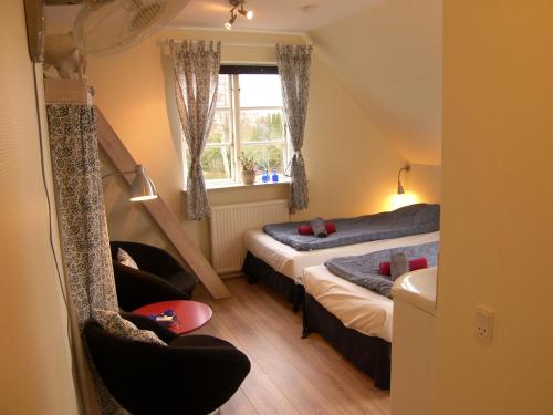 Klintholm Bed & Breakfast & Bistro tesisinde bir odada yatak veya yataklar