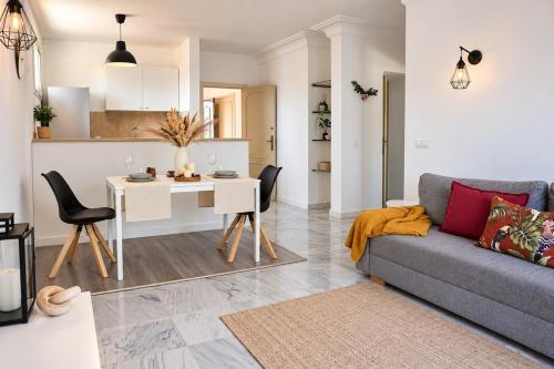 Villa Arroyo - Renovated Apartment for 5 with Sea Views and Two Terraces