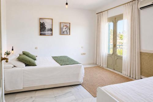 Villa Arroyo - Renovated Apartment for 5 with Sea Views and Two Terraces