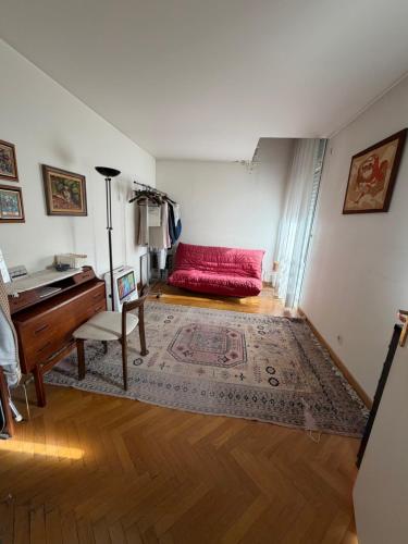 13 m2 bedroom in a fully equipped 126 m2 apartment