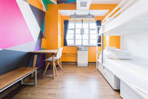 Una cama o camas en una habitación de Generator London