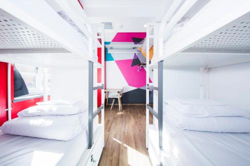 Una cama o camas en una habitación de Generator London