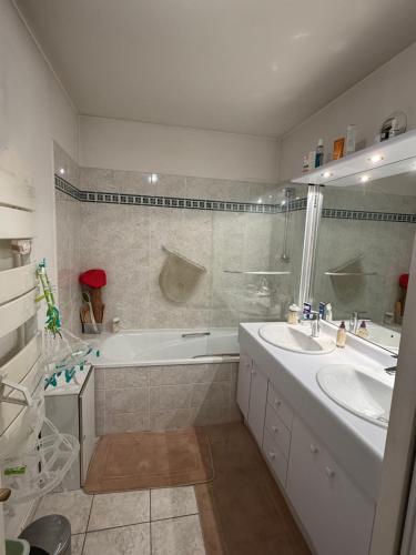 13 m2 bedroom in a fully equipped 126 m2 apartment