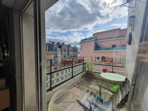 13 m2 bedroom in a fully equipped 126 m2 apartment
