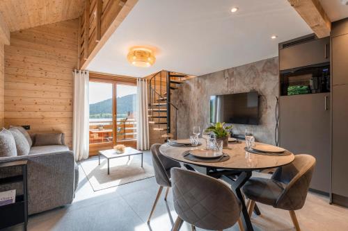 La Suite and Le Cocon, 2 apartments, balnéo avec vue lac