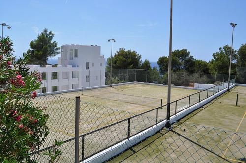
Tennis and/or squash facilities at Hotel Village or nearby
