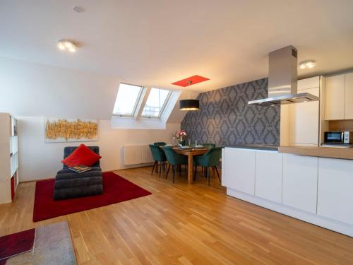 Premium Duplex 2BR for 6 with Balcony near City Museums Metro U3 U2