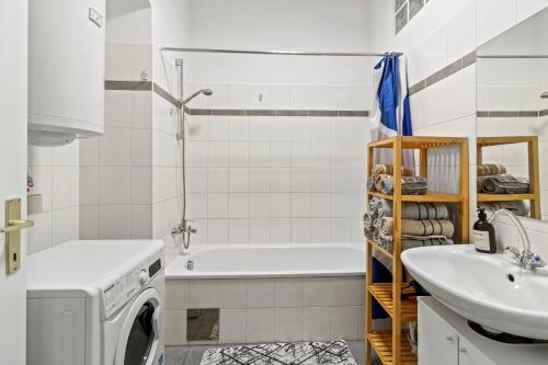Spacious 2BR apartment near U3 metro