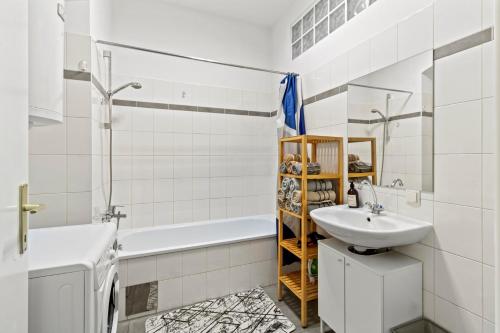 Spacious 2BR apartment near U3 metro