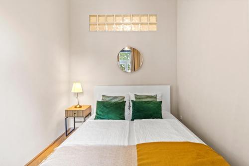 Spacious 2BR apartment near U3 metro