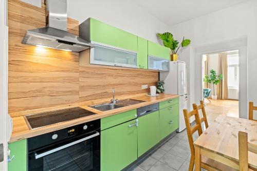 Spacious 2BR apartment near U3 metro