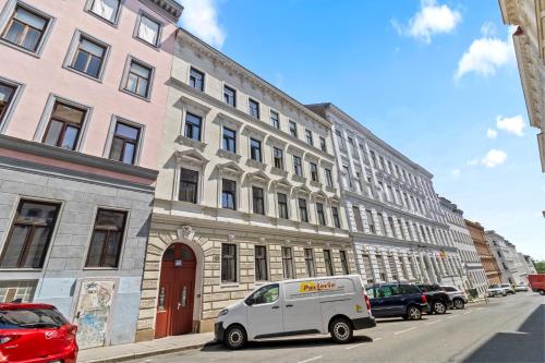 Spacious 2BR apartment near U3 metro