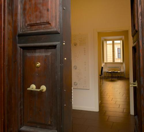 una puerta de madera en una habitación con pasillo en Germanico Maxi, en Roma
