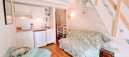 Bright studio just a stone's throw from the sea