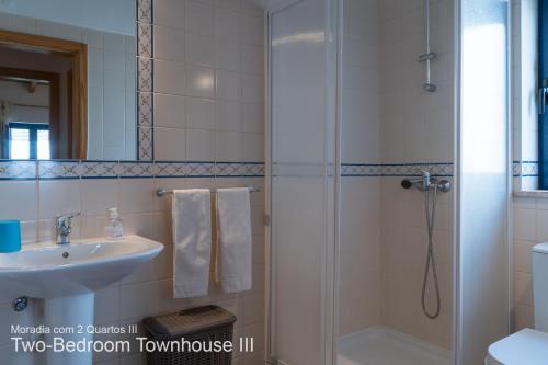 een badkamer met een douche en een wastafel bij Akivillas Aljezur Nature in Aljezur