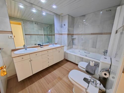 Cozy corner 2 bed apartment Island Puerto Marina