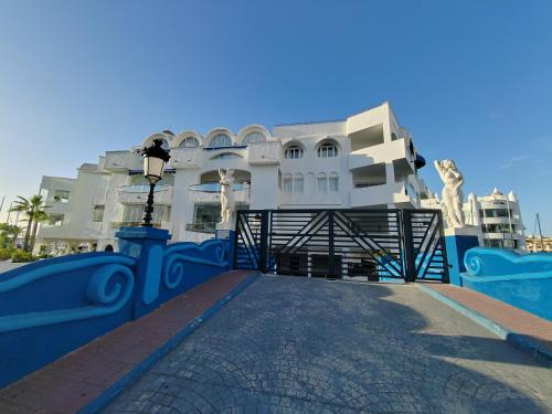 Cozy corner 2 bed apartment Island Puerto Marina