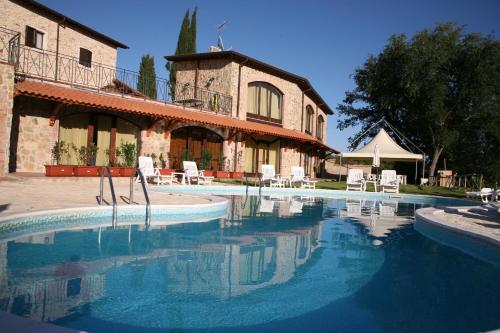 a large swimming pool in front of a building at Agriturismo Podere S. Croce in Saturnia