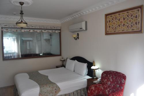伊斯坦堡的住宿－巴賽勒斯酒店，配有一张床和一把椅子的酒店客房
