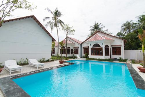 una piscina frente a una casa en Wings Bungalow en Phu Quoc