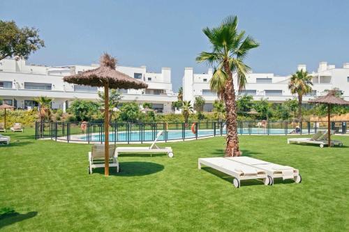 Pool-FREE parking-Close to beach-spacious yard
