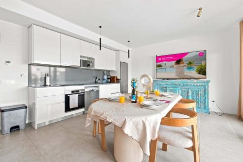 Pool-FREE parking-Close to beach-spacious yard