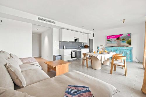 Pool-FREE parking-Close to beach-spacious yard