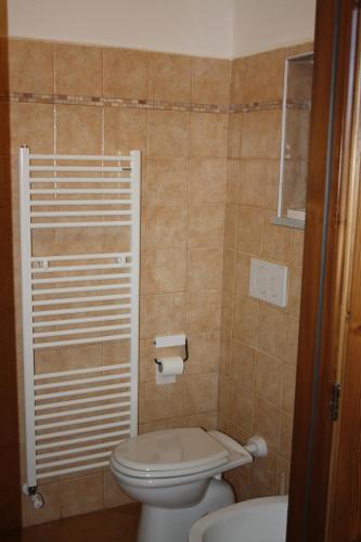 a small bathroom with a toilet and a sink at La Nuvola sul Mare in Vara Superiore
