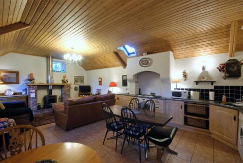 ニューカッスルにあるNewcastle Country Cottagesのキッチン、リビングルーム(テーブル、椅子付)