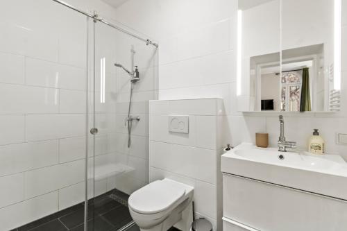 Modern 4-BR Apartment with Balcony and Near U6 Metro