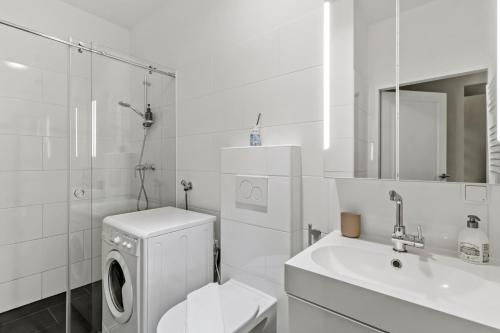 Modern 4-BR Apartment with Balcony and Near U6 Metro