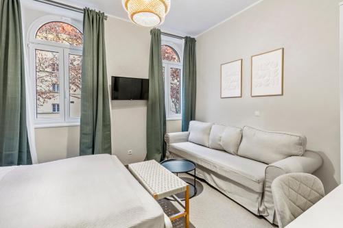 Modern 4-BR Apartment with Balcony and Near U6 Metro
