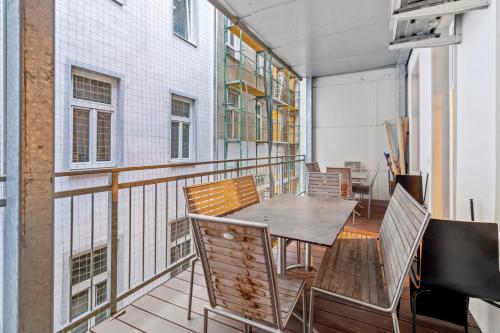 Modern 4-BR Apartment with Balcony and Near U6 Metro