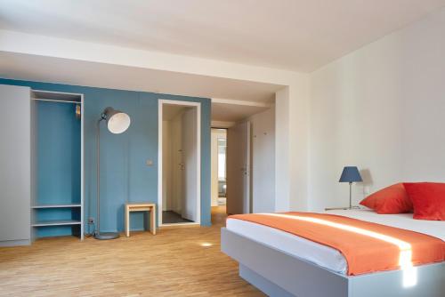 1 dormitorio con 1 cama extragrande y paredes azules en Josephine's Guesthouse - ! WOMEN ONLY !, en Zúrich