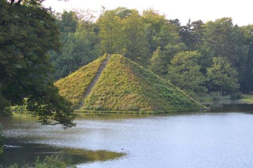 a large grassy island in the middle of a lake at City-Hotel Cottbus in Cottbus