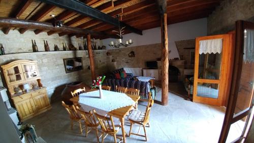 a kitchen and dining room with a table and chairs at Stou Kir Yianni in Omodos