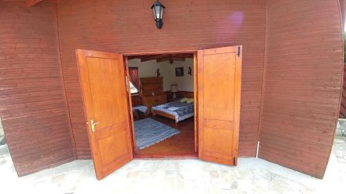 an open door in a room with a bedroom at Stou Kir Yianni in Omodos