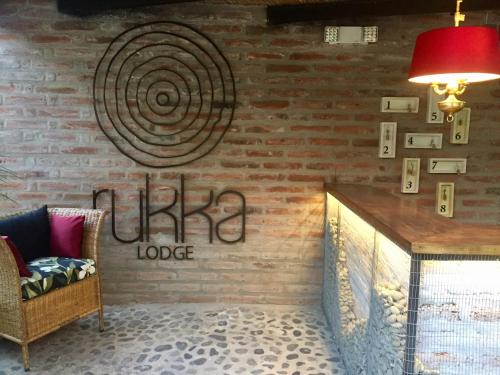 a room with a brick wall with aokedokedokedokedoked at Rukka Lodge in Tumbaco