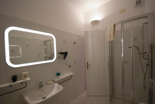 a bathroom with a sink and a shower and a mirror at Cà de Lelio in Manarola