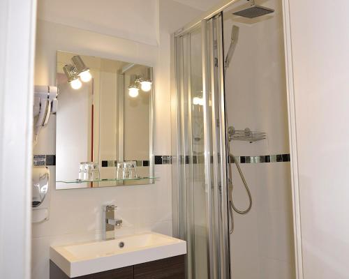 Gallery image of H&ocirc;tel Colis&eacute;e-Verdun Centre Gare Saint-Roch in Montpellier