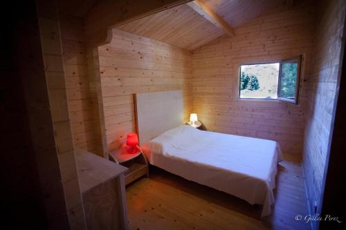 - une petite chambre avec un lit dans une cabane en bois dans l'établissement Résidence Marina Livia, à Serriera