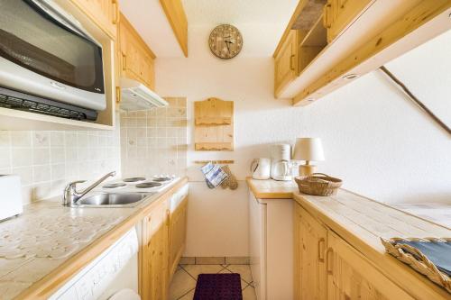 Résidence Armoise - Appartement de charme 2 pièces / 6 personnes à Arc 1800 en centre station, proche des pistes et des commerces, dans le village d MAE-1694