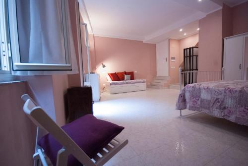a room with a purple chair and a bed at Cà de Lelio in Manarola