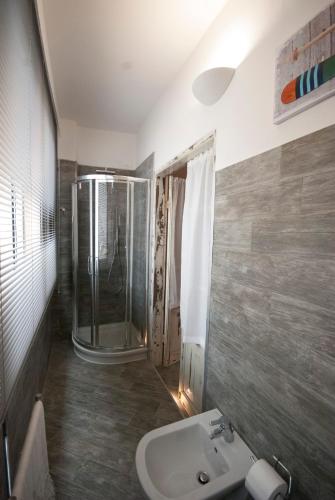 a bathroom with a shower and a sink at Cà de Lelio in Manarola