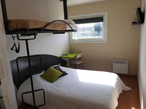 a bedroom with a bed and a bunk bed at Good Night Hotel in Arques