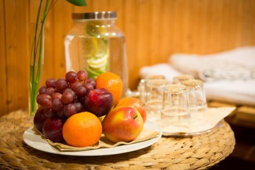 un piatto di frutta seduto su un tavolo di Hotel Senator a Bielefeld